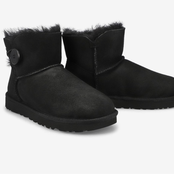 UGG Mini Bailey Button II- Short Black - Picture 1 of 11